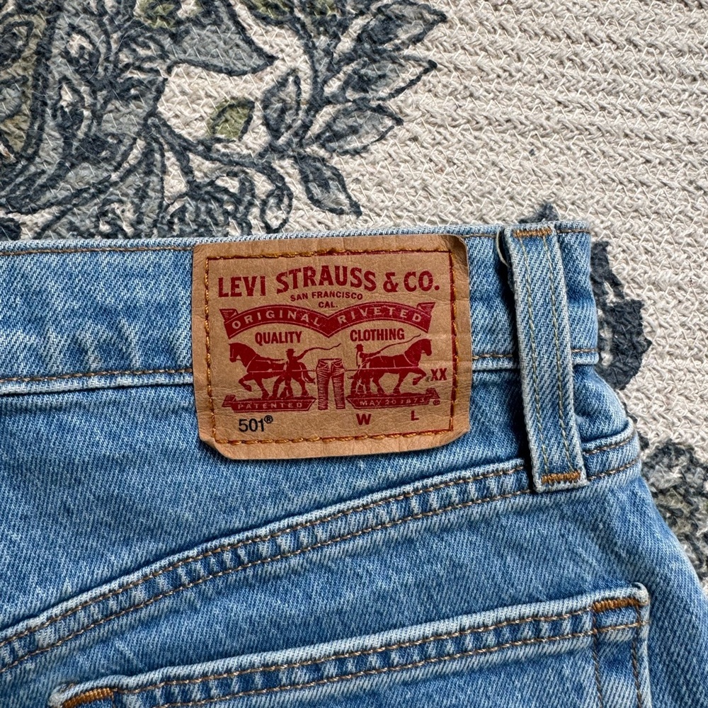 Levi's Button Fly Shorts - Picture 5 of 5